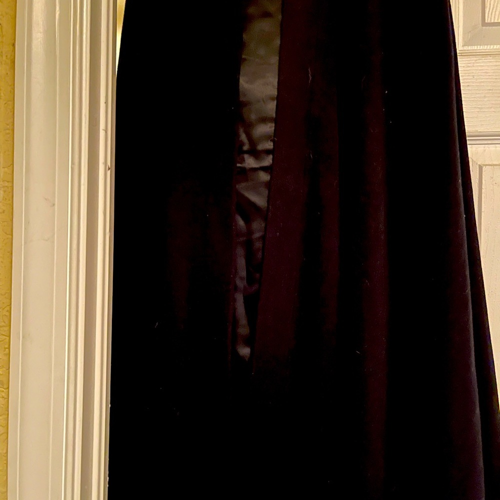 Beautiful Williamsburg hooded wool cape. Excellent condition. - Picture 2 of 3